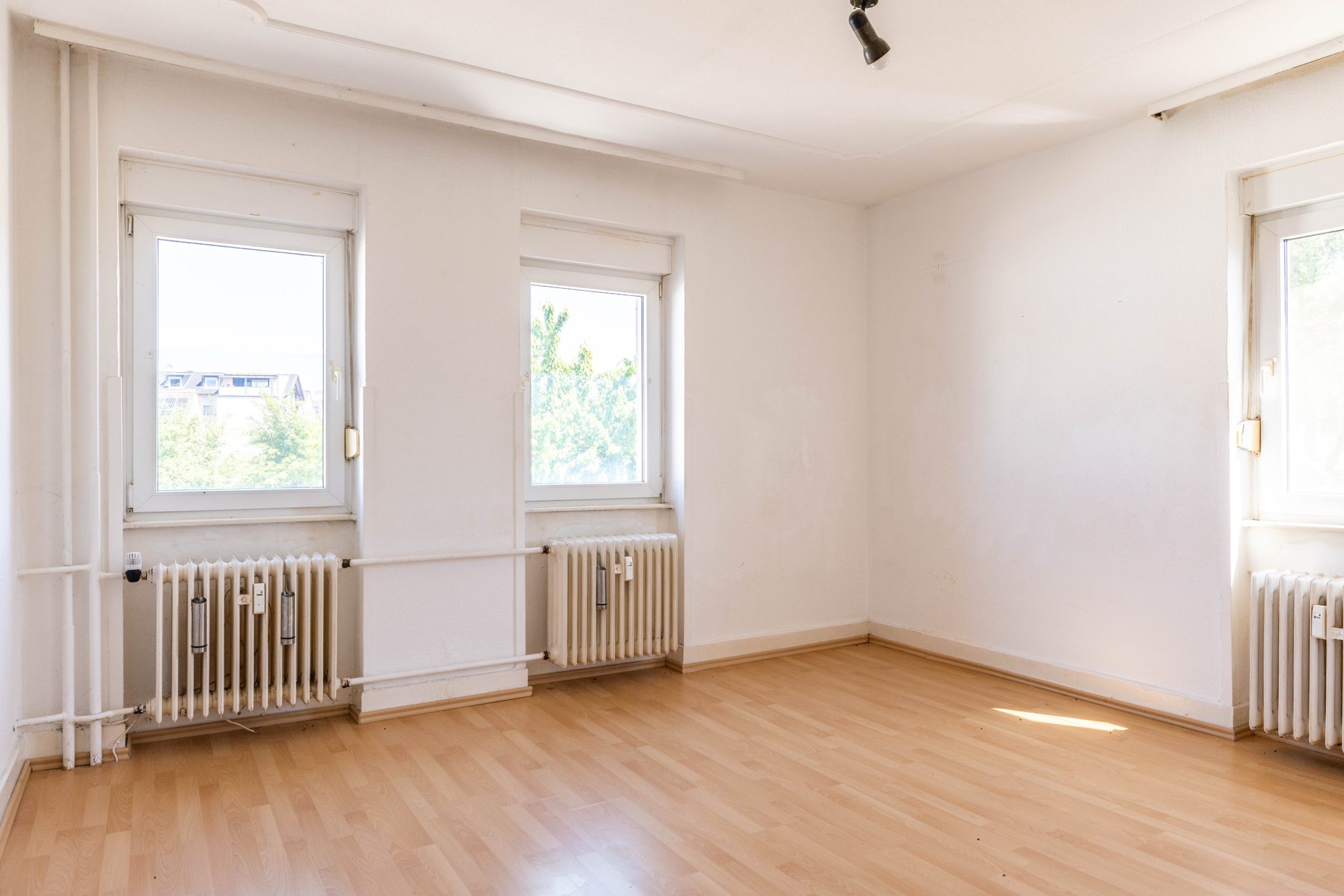 Immobilienangebot - Nidderau / Eichen - Alle - Nidderau-Eichen: Teil vermietetes Wohnanwesen mit großem Grundstück in ruhiger Feldrandlage