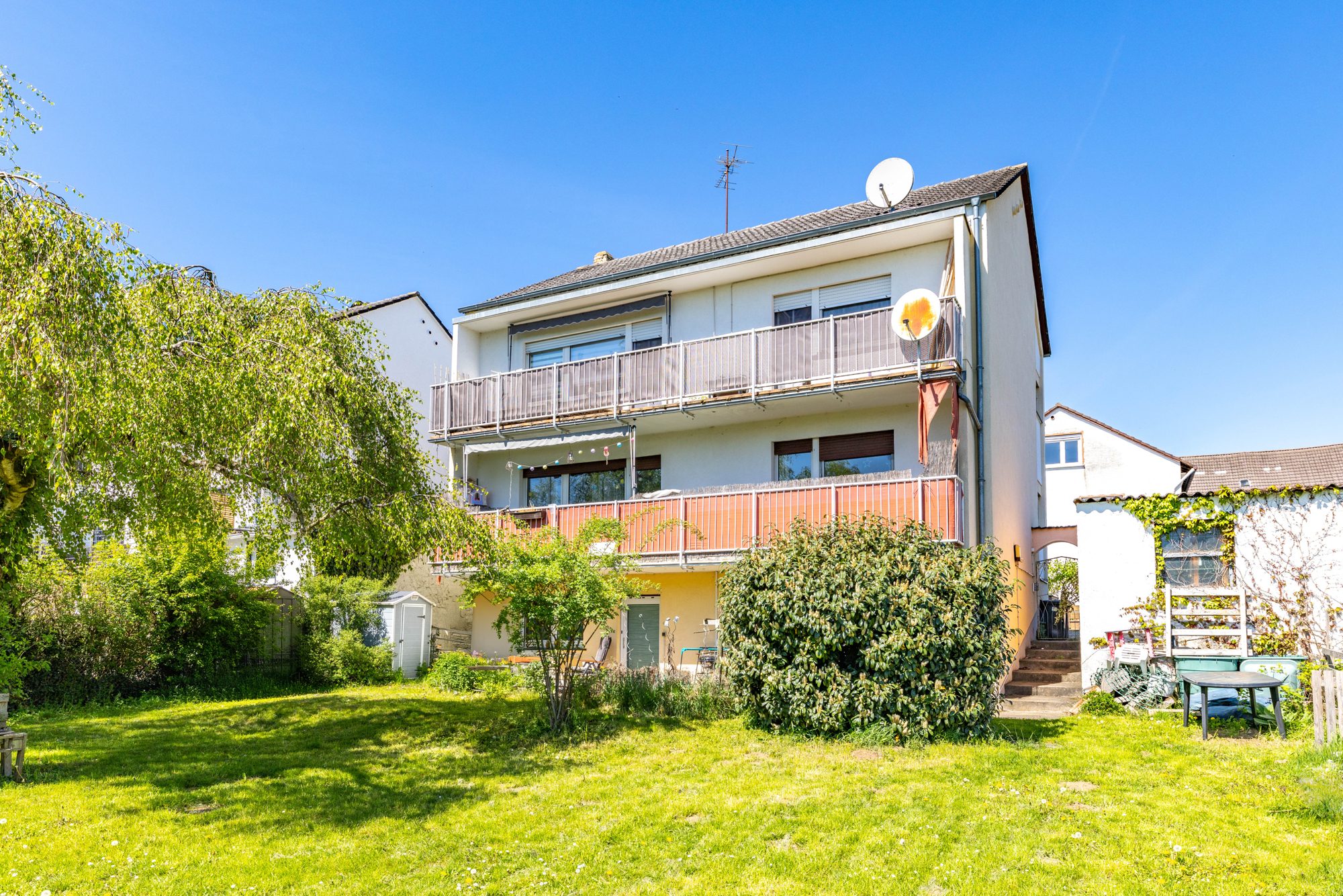 Immobilienangebot - Nidderau / Eichen - Alle - Nidderau-Eichen: "Kapitalanlage" 3-Parteienhaus mit Gartengrundstück in ruhiger Feldrandlage
