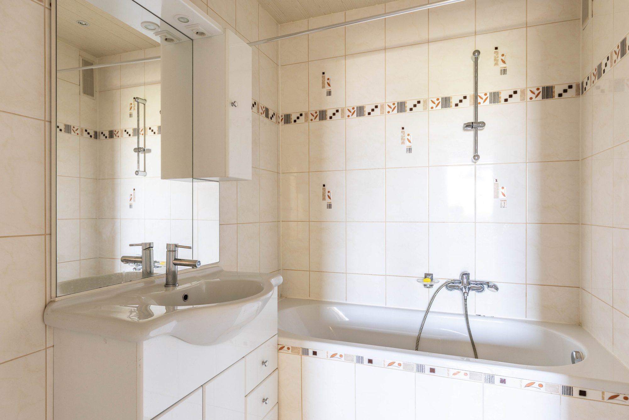 Immobilienangebot - Maintal / Bischofsheim - Alle - Maintal-Bischofsheim: Helle 3,5-Zimmer-Wohnung mit Balkon und Tiefgarage in gepflegter Wohnanlage