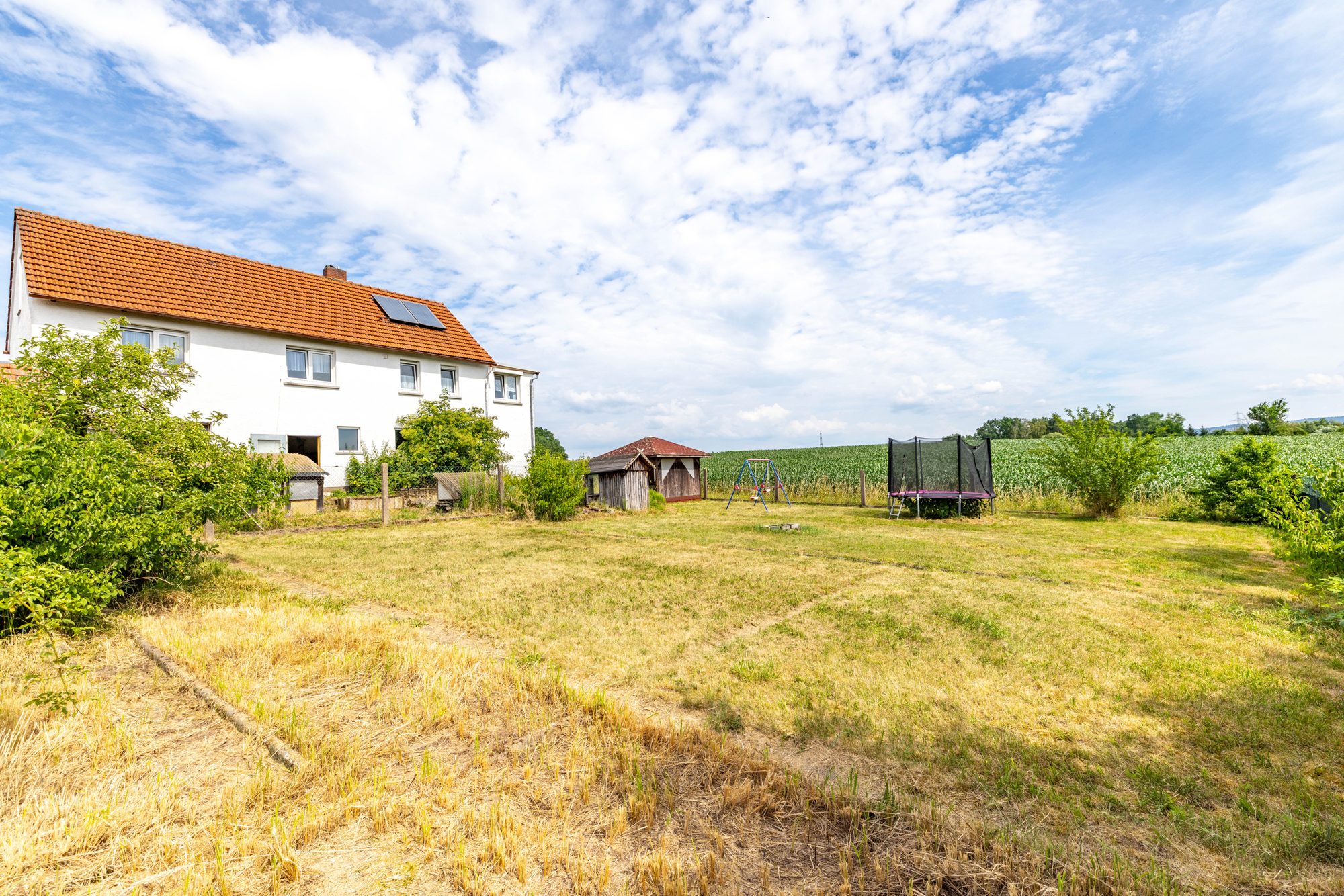 Immobilienangebot - Hasselroth - Alle - Hasselroth-Neuenhaßlau: Attraktives Liebhaberobjekt in Feldrandlage mit vielseitiger Nutzung
