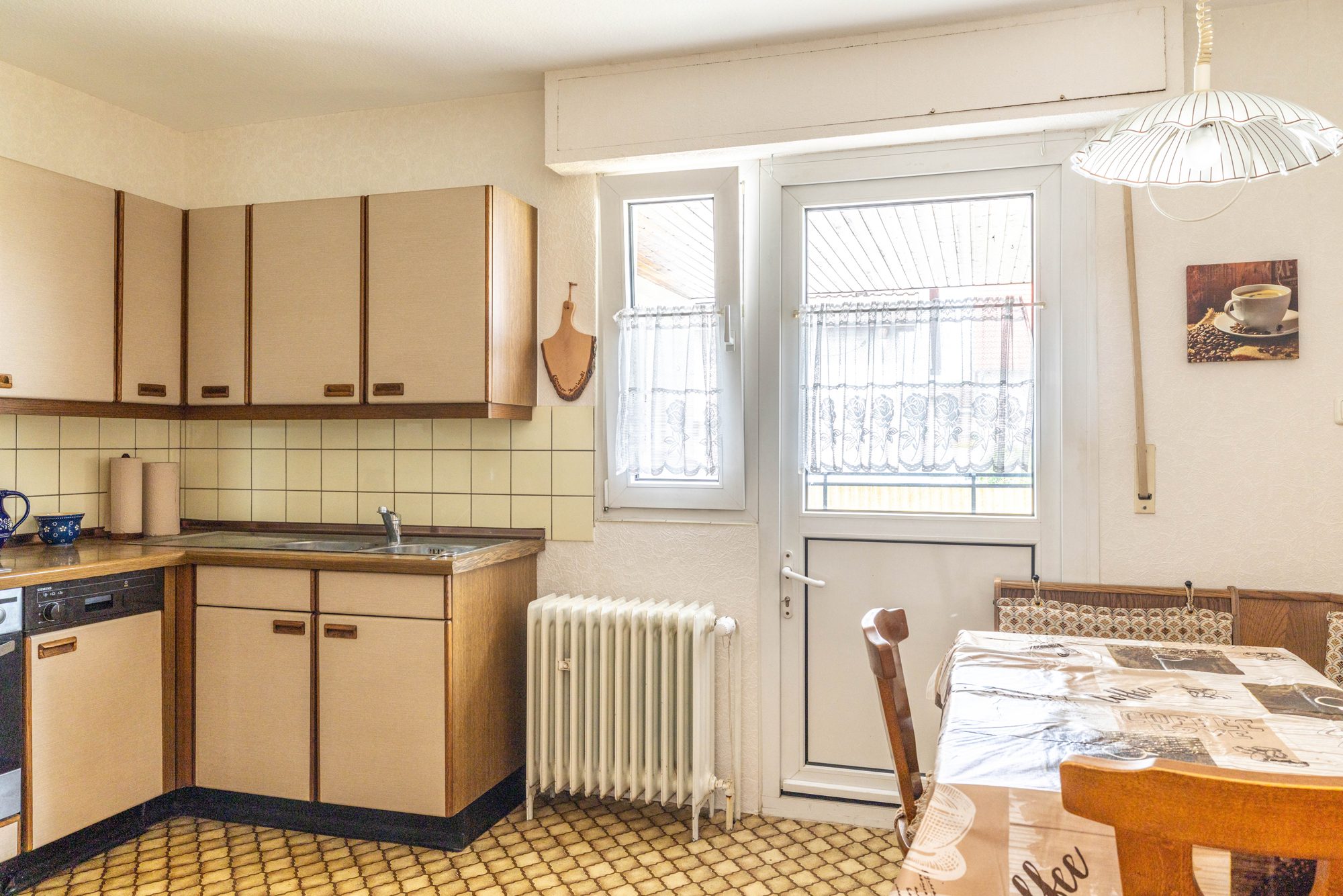 Immobilienangebot - Hasselroth - Alle - Hasselroth-Neuenhaßlau: Attraktives Liebhaberobjekt in Feldrandlage mit vielseitiger Nutzung