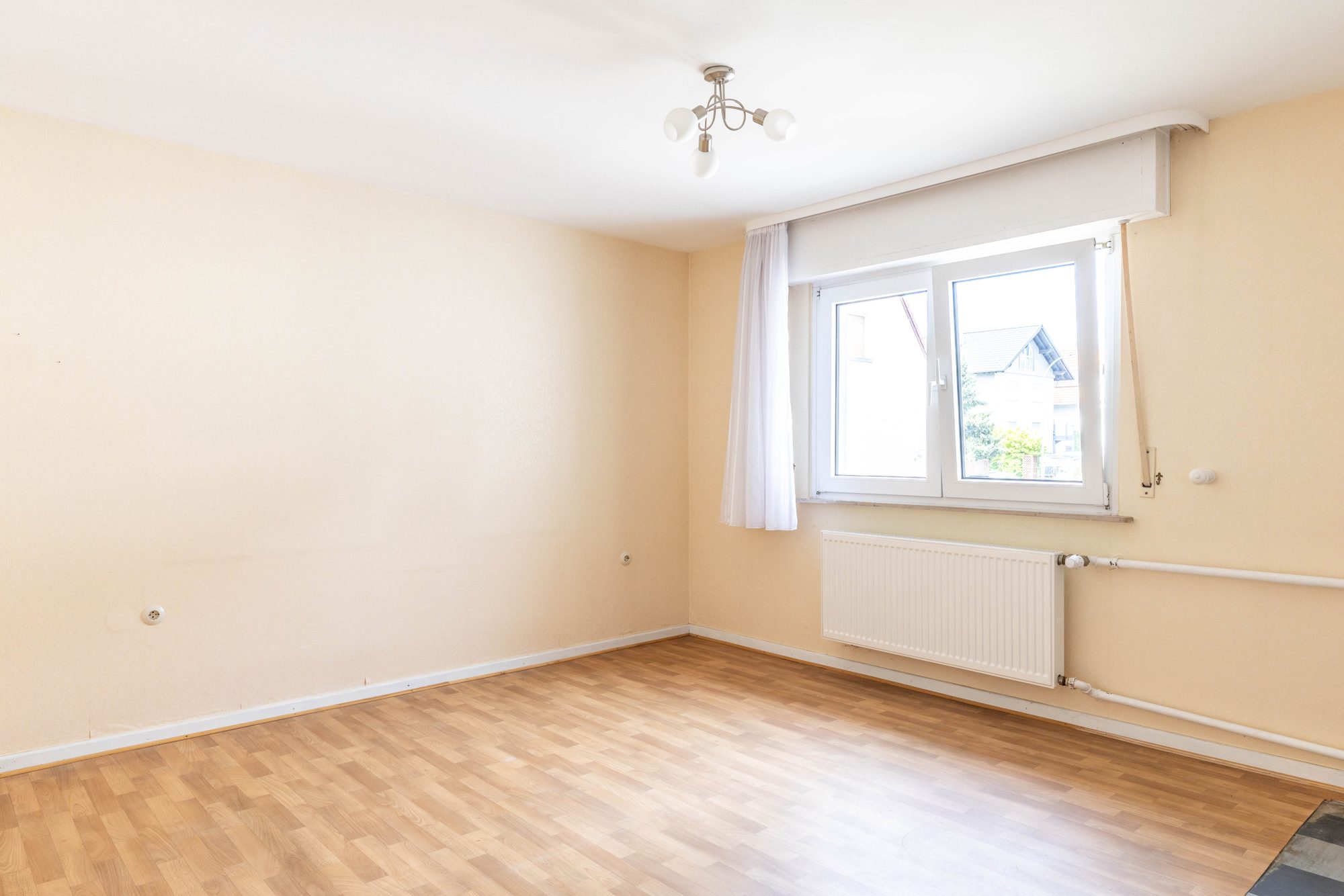 Immobilienangebot - Hasselroth - Alle - Hasselroth-Neuenhaßlau: Attraktives Liebhaberobjekt in Feldrandlage mit vielseitiger Nutzung