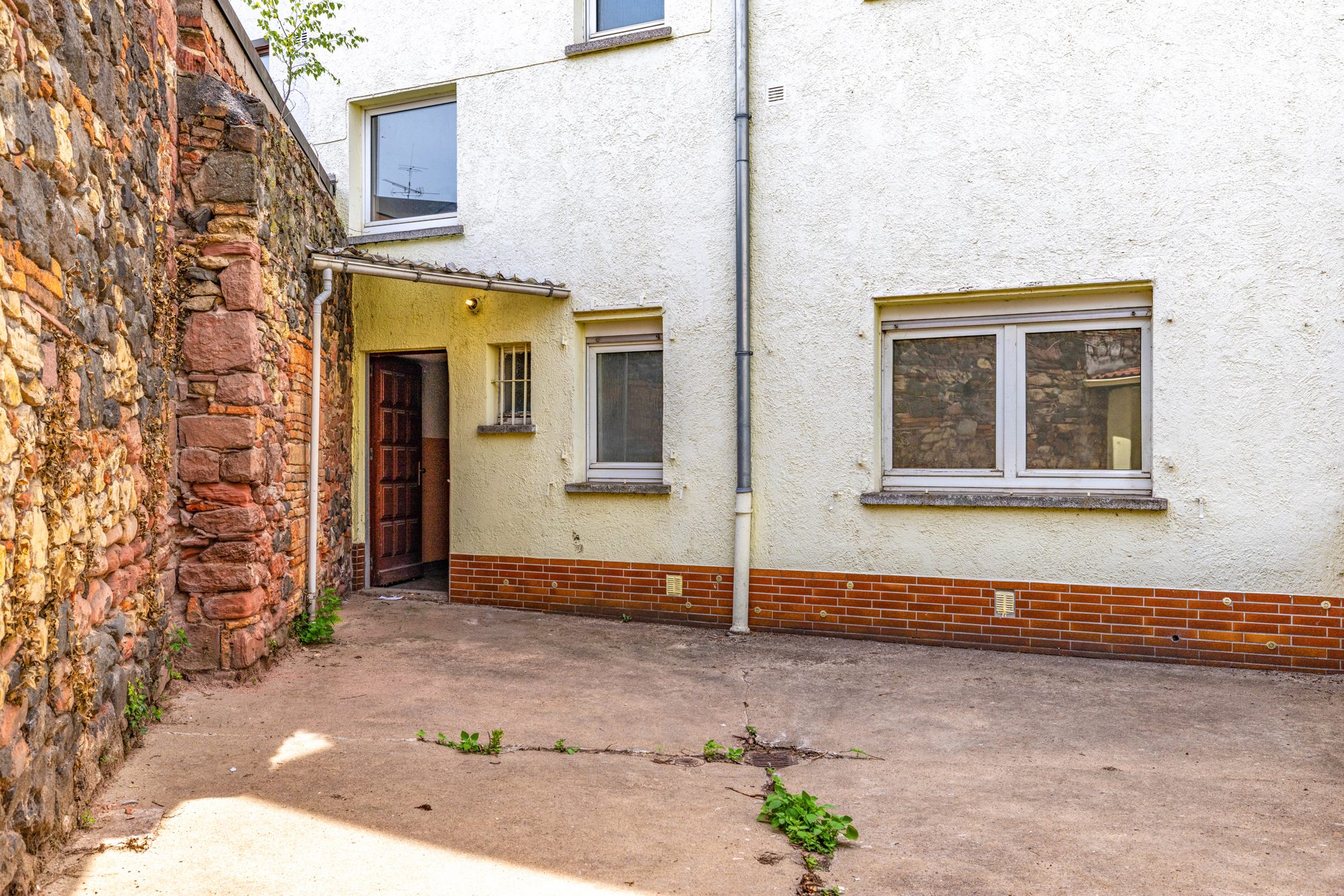 Immobilienangebot - Hanau - Alle - Hanau: Leerstehendes 4-Parteienhaus mit vorteilhaft geschnittenen 2-Zimmer-Wohnungen und Innenhof