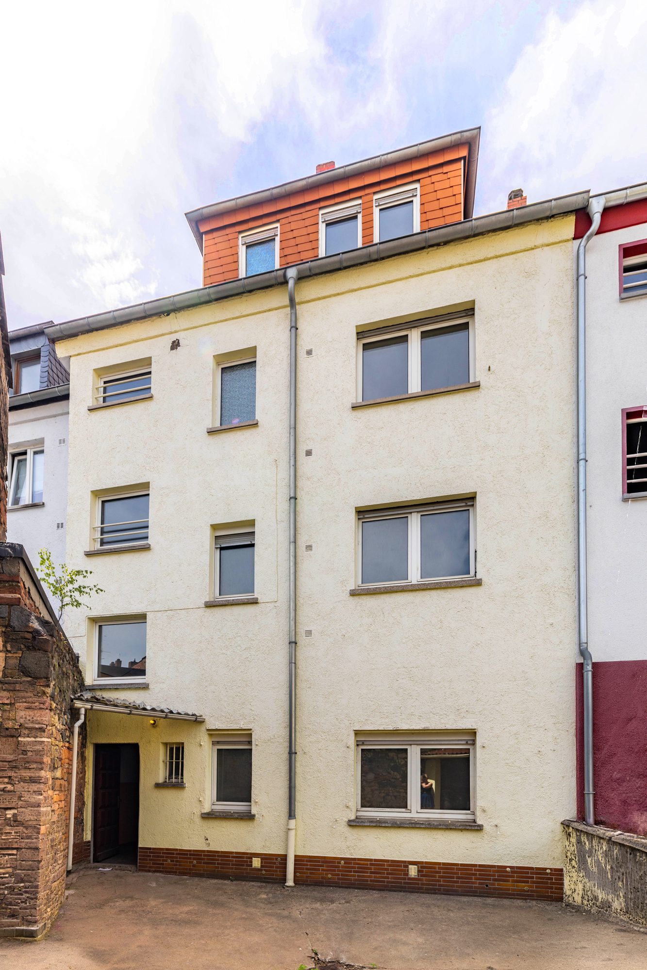 Immobilienangebot - Hanau - Alle - Hanau: Leerstehendes 4-Parteienhaus mit vorteilhaft geschnittenen 2-Zimmer-Wohnungen und Innenhof