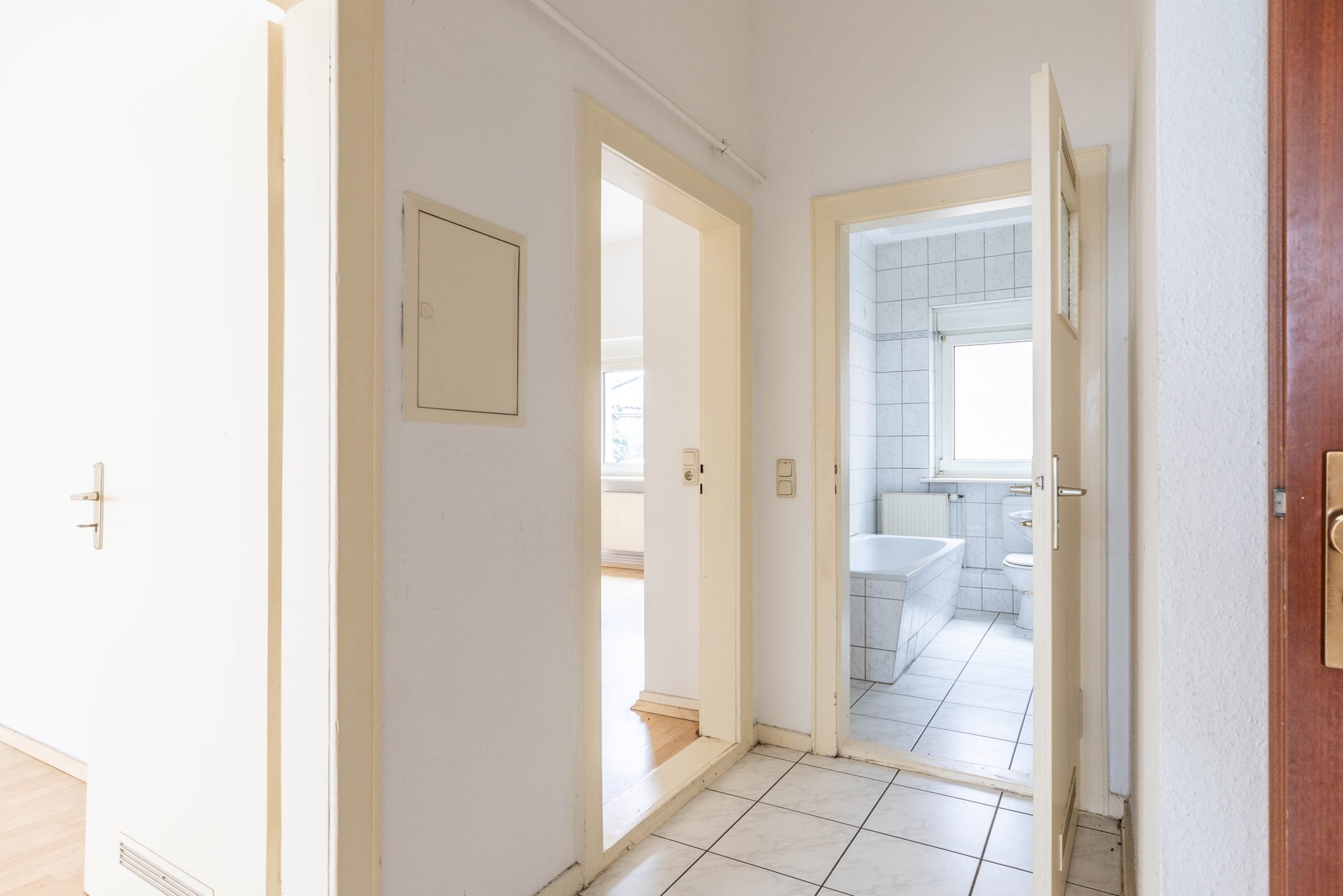 Immobilienangebot - Hanau - Alle - Hanau: Leerstehendes 4-Parteienhaus mit vorteilhaft geschnittenen 2-Zimmer-Wohnungen und Innenhof