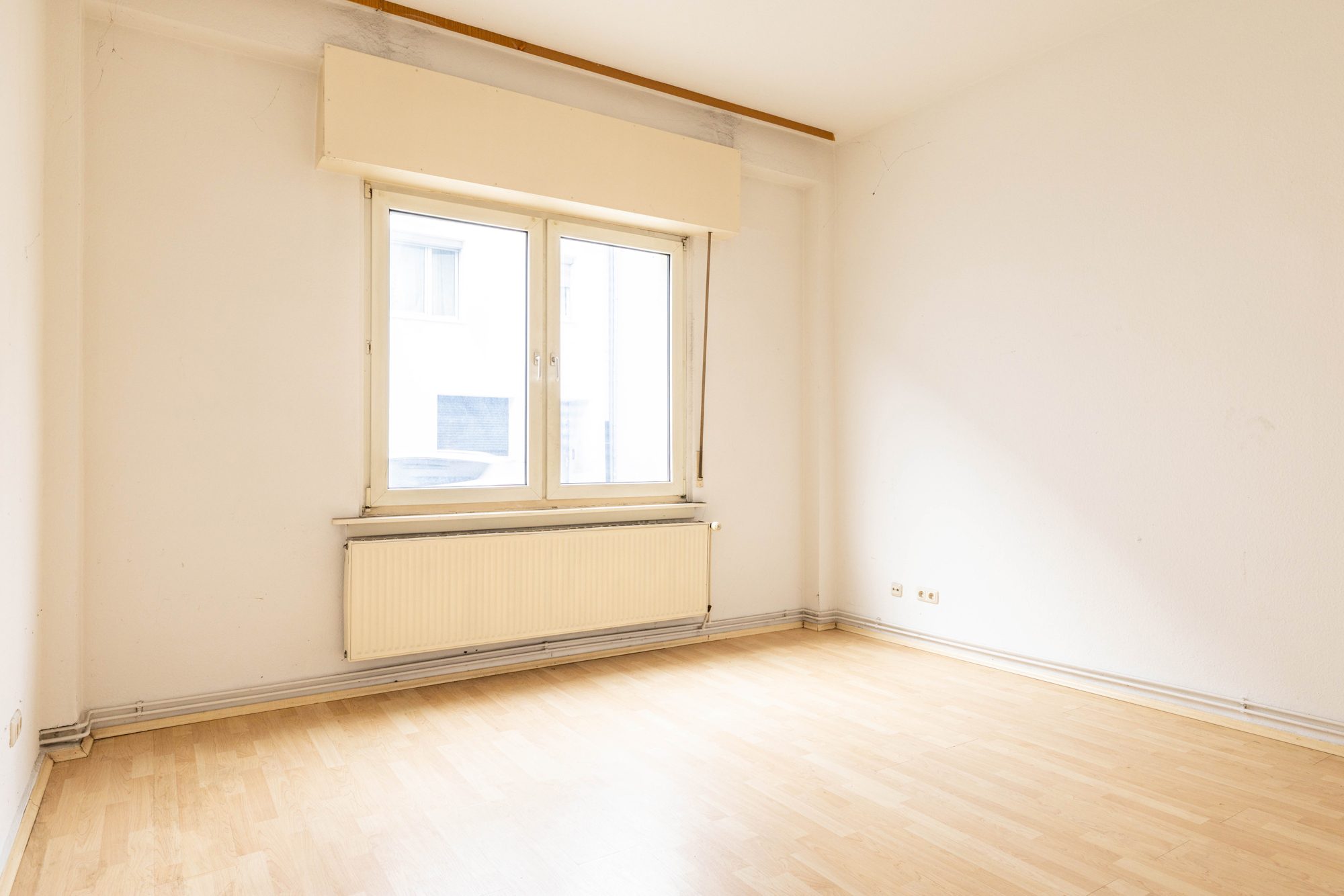 Immobilienangebot - Hanau - Alle - Hanau: Leerstehendes 4-Parteienhaus mit vorteilhaft geschnittenen 2-Zimmer-Wohnungen und Innenhof