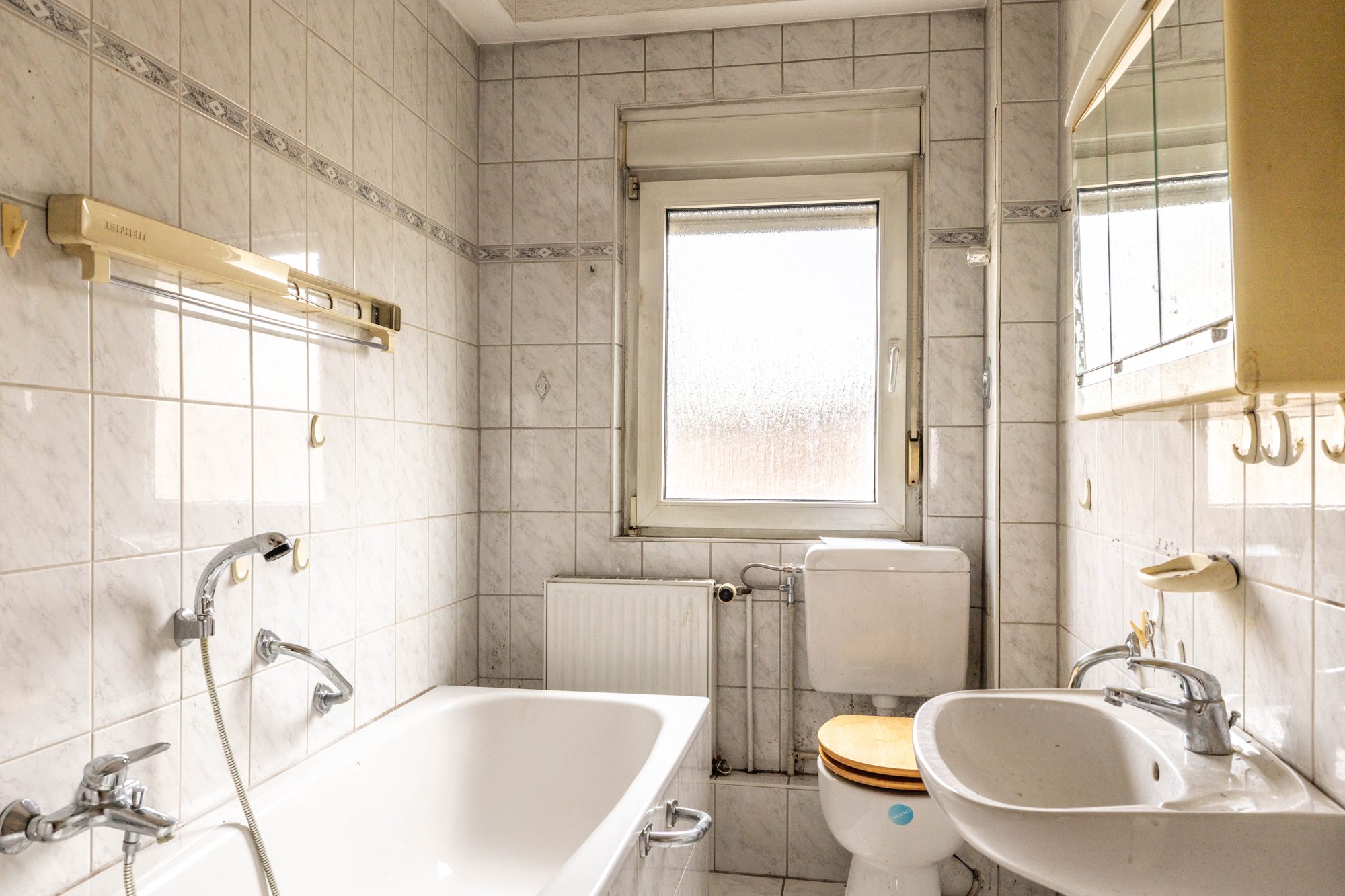Immobilienangebot - Hanau - Alle - Hanau: Leerstehendes 4-Parteienhaus mit vorteilhaft geschnittenen 2-Zimmer-Wohnungen und Innenhof