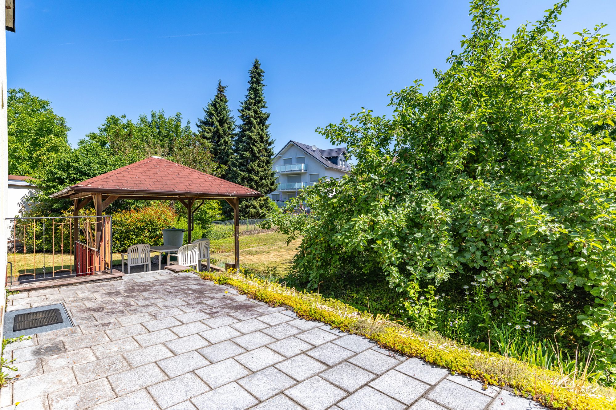 Immobilienangebot - Maintal - Alle - Maintal-Hochstadt: Modernisierungsbedürftiges Ein- / Zweifamilienhaus mit herrlichem Grundstück