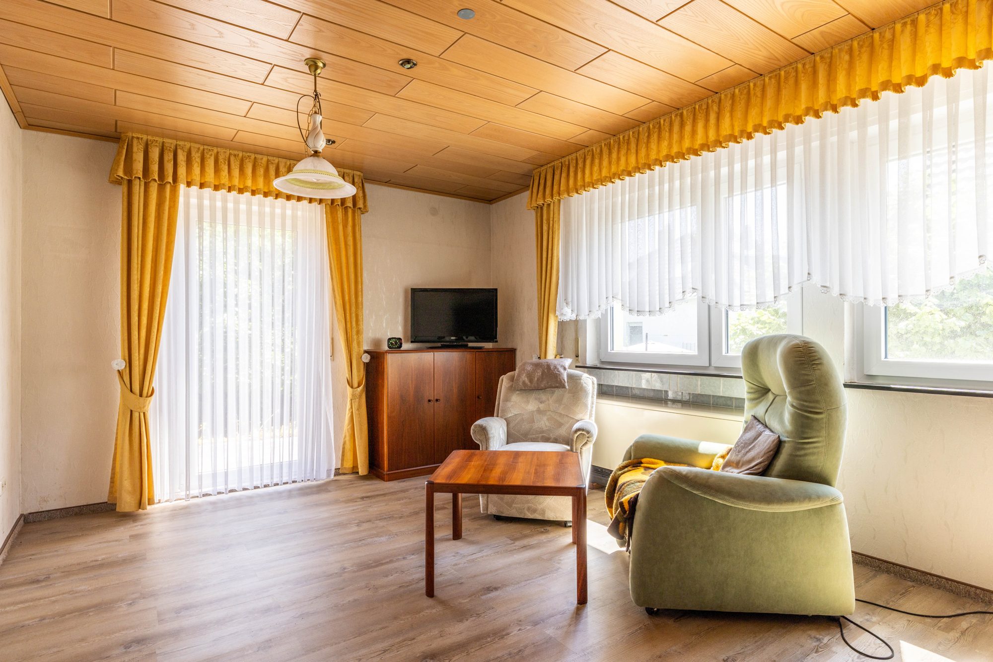 Immobilienangebot - Maintal - Alle - Maintal-Hochstadt: Modernisierungsbedürftiges Ein- / Zweifamilienhaus mit herrlichem Grundstück