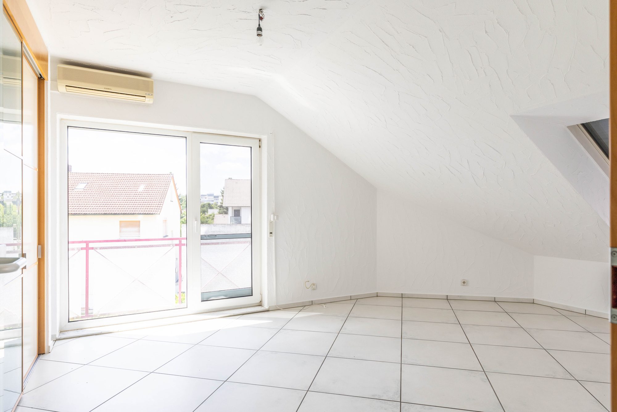 Immobilienangebot - Bruchköbel - Alle - Bruchköbel-Roßdorf: Schöne 3-Zimmer-Dachgeschoss-Wohnung mit herrlicher Dachterrasse in ruhiger Lage