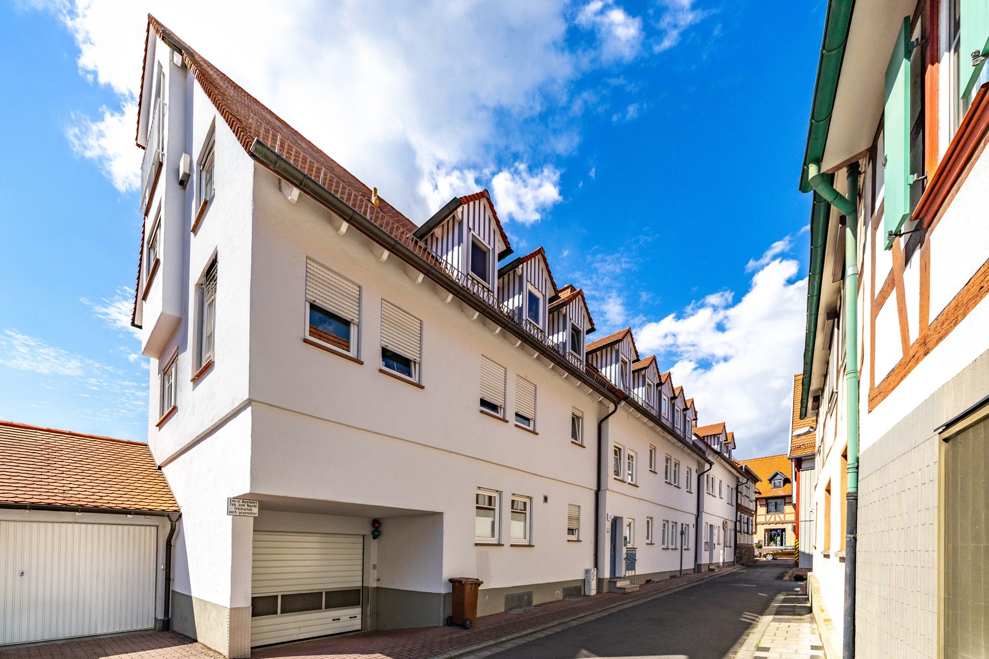 Immobilienangebot - Maintal / Hochstadt - Alle - Maintal-Hochstadt: Schöne 3-Zimmer-Wohnung mit Südwest-Balkon und PKW-Garage in Altstadtlage