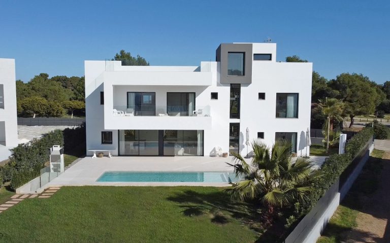 Immobilienangebot - Llucmajor - Alle - Moderne Luxus-Villa mit Meerblick auf Mallorca