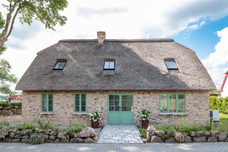 Immobilienangebot - Owschlag - Alle - Stilvoller Neubau unter Reet aus fachmännischer Hand: Ihr modernes Landhaus steht zum Einzug bereit!