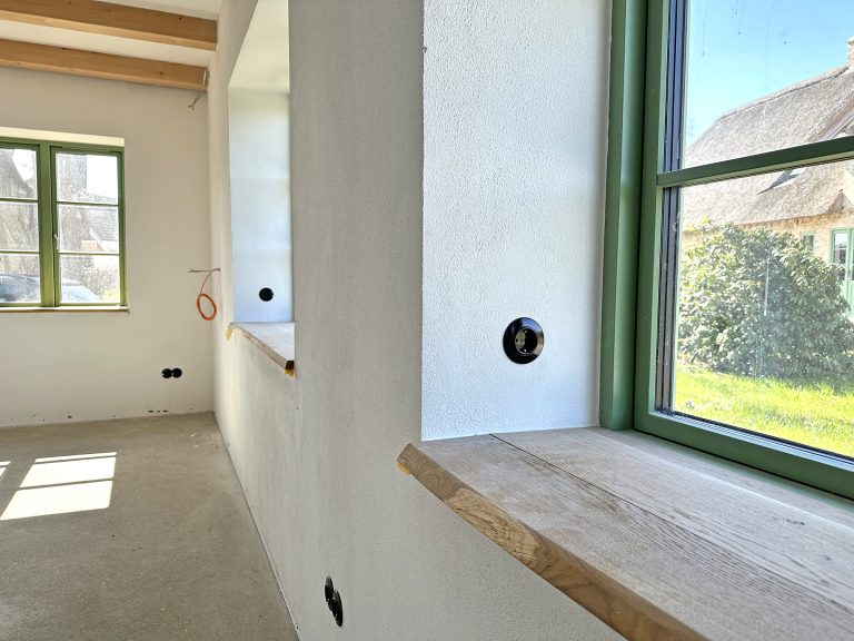 Immobilienangebot - Owschlag - Alle - Stilvoller Neubau unter Reet aus fachmännischer Hand: Ihr modernes Landhaus steht zum Einzug bereit!