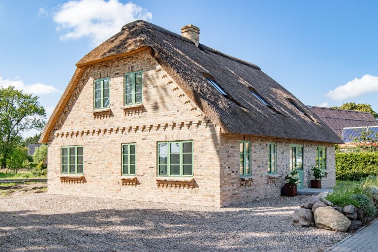 Immobilienangebot - Owschlag - Alle - Stilvoller Neubau unter Reet aus fachmännischer Hand: Ihr modernes Landhaus steht zum Einzug bereit!