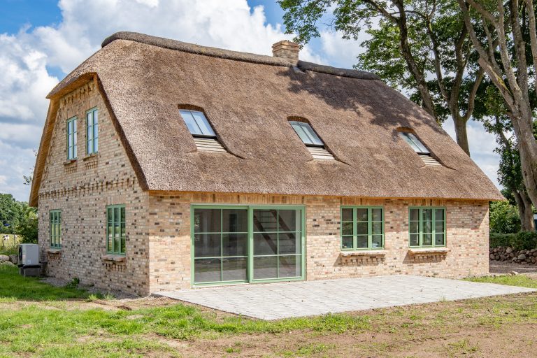 Immobilienangebot - Owschlag - Alle - Stilvoller Neubau unter Reet aus fachmännischer Hand: Ihr modernes Landhaus steht zum Einzug bereit!