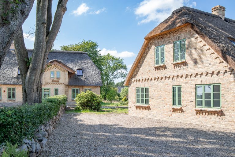 Immobilienangebot - Owschlag - Alle - Stilvoller Neubau unter Reet aus fachmännischer Hand: Ihr modernes Landhaus steht zum Einzug bereit!