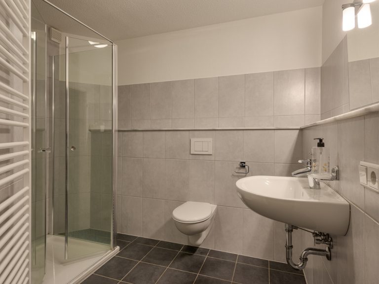 Immobilienangebot - Kosel - Alle - Souterrain-Wohnung mit traumhaftem Seeblick – Voll möbliert und sofort bezugsfertig!