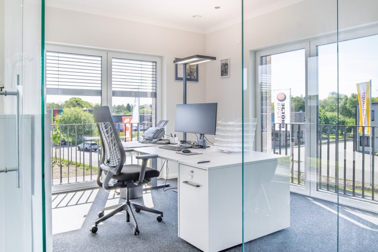 Immobilienangebot - Eckernförde - Alle - Zur Miete: Großzügiges und modernes Bürogebäude im Gewerbegebiet Grasholz in Eckernförde