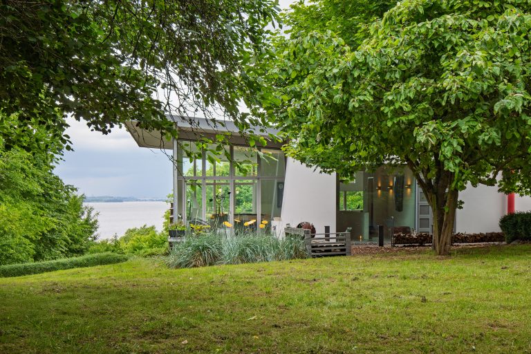 Immobilienangebot - Nehmten - Alle - Hoch über dem Plöner See in Naturlage – Architektur trifft Aussicht!