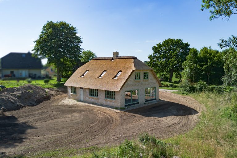 Immobilienangebot - Owschlag - Alle - Reet-Neubau der besonderen Art auf großem Grundstück