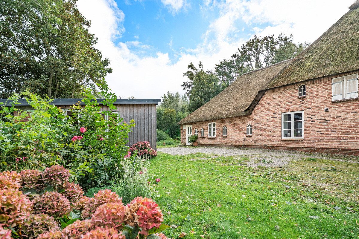 Immobilienangebot - Uelvesbüll - Alle - Landhausidylle unter Reet - Wohnen, wo Ruhe zuhause ist
