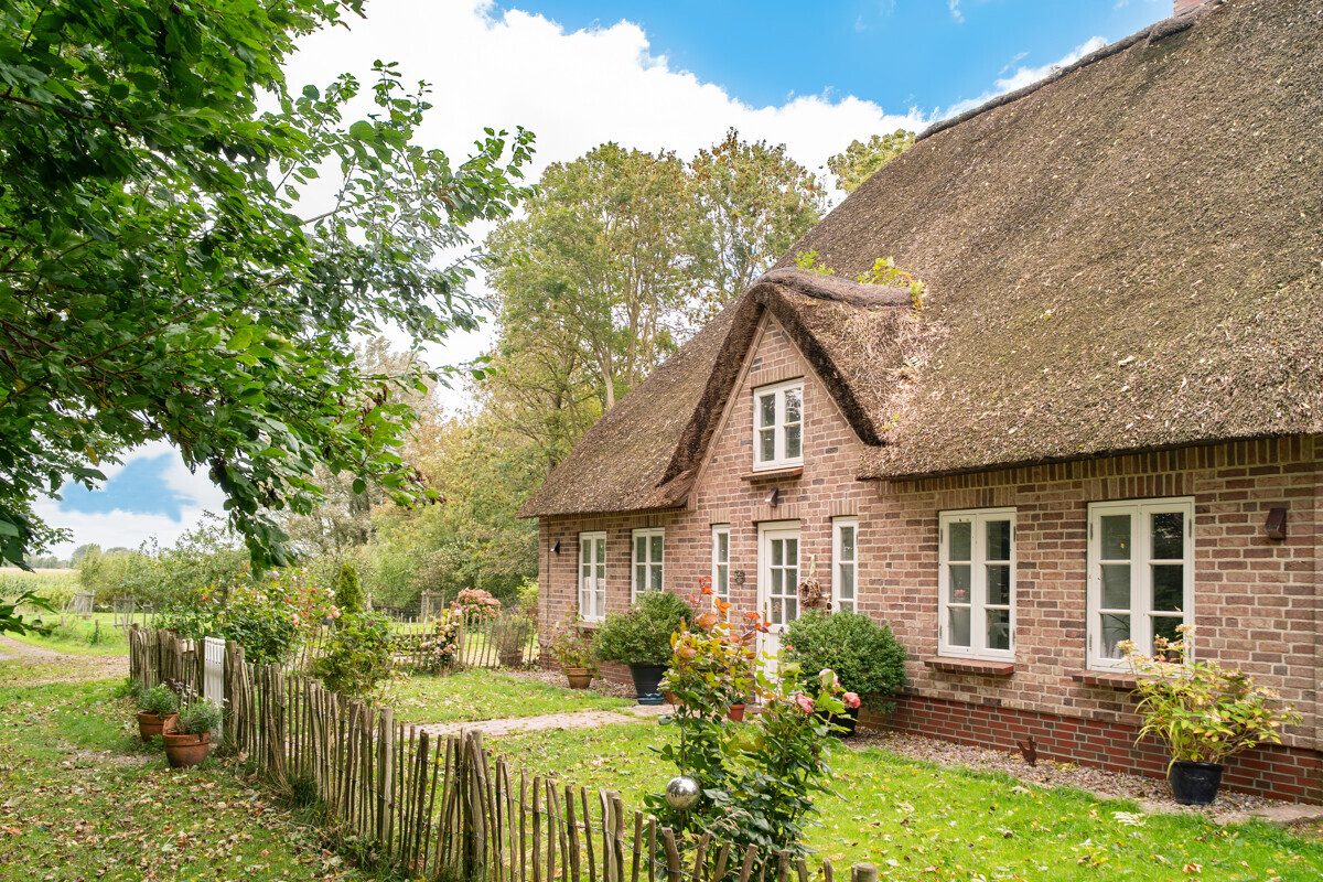 Immobilienangebot - Uelvesbüll - Alle - Landhausidylle unter Reet - Wohnen, wo Ruhe zuhause ist