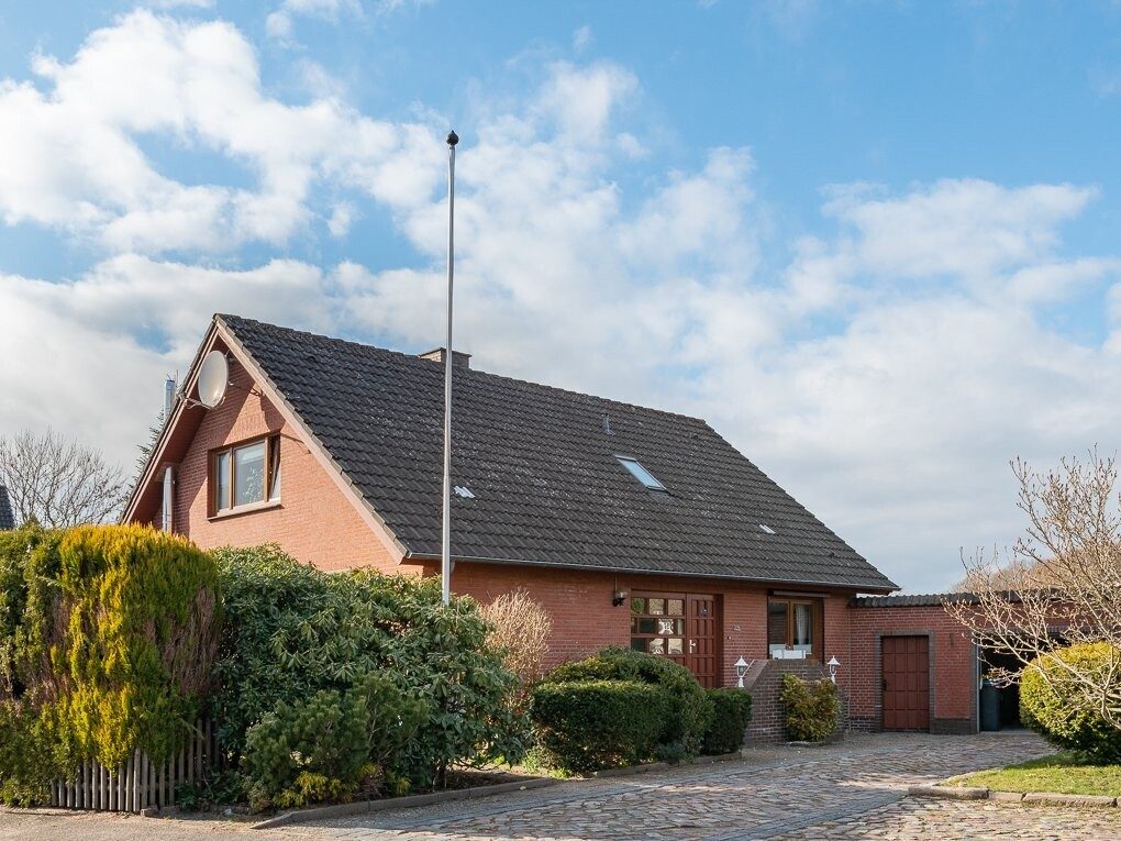 Immobilienangebot - Osterby - Alle - Solides Einfamilienhaus mit vermieteter Einliegerwohnung