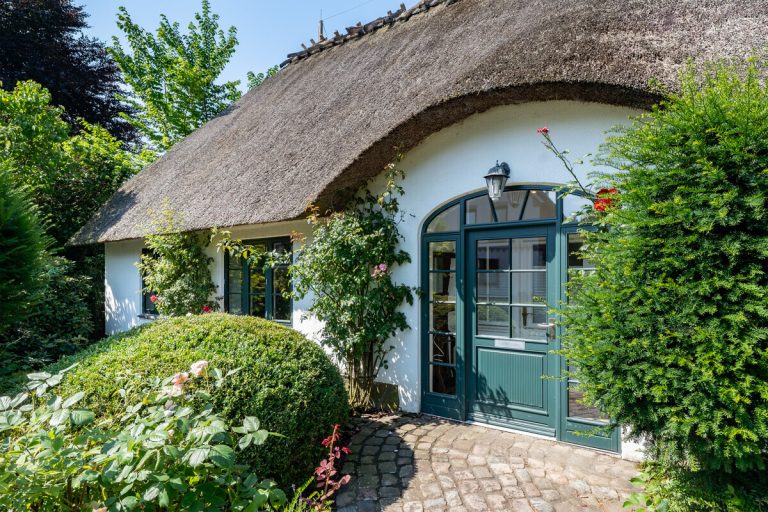 Immobilienangebot - Owschlag - Alle - Exklusives Wohnjuwel unter Reet mit Sauna- & Fitnesshaus