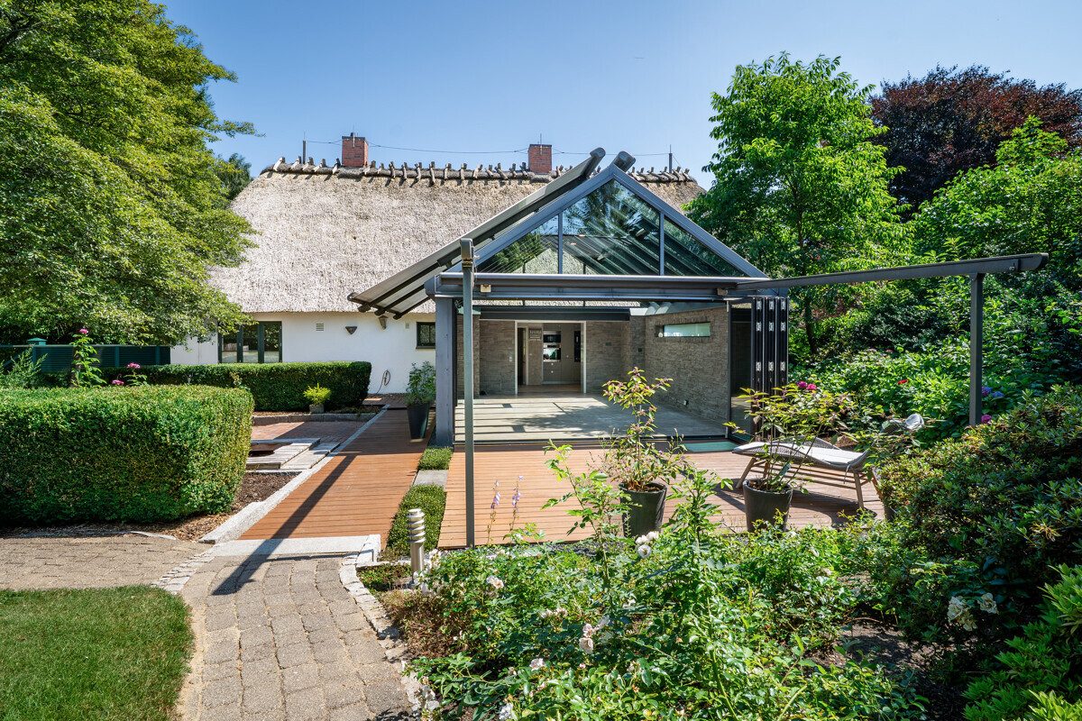 Immobilienangebot - Owschlag - Alle - Exklusives Wohnjuwel unter Reet mit Sauna- & Fitnesshaus