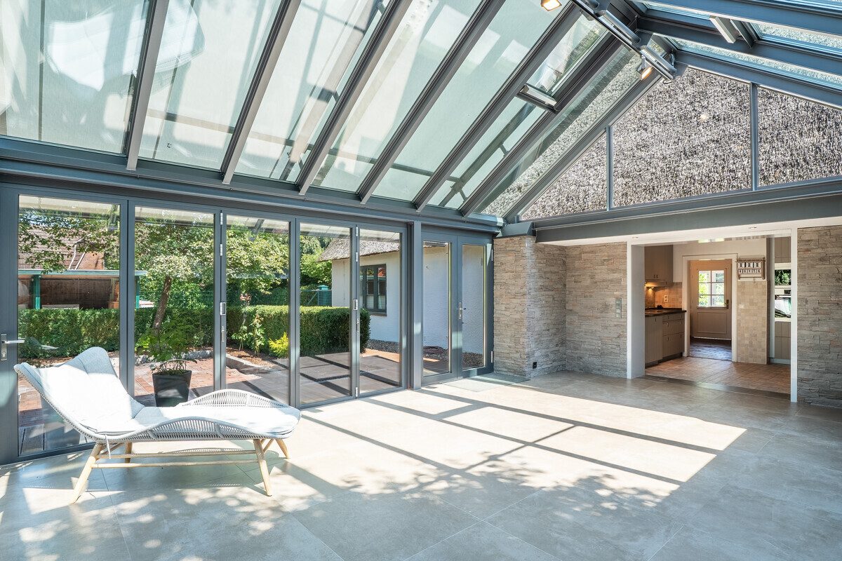 Immobilienangebot - Owschlag - Alle - Exklusives Wohnjuwel unter Reet mit Sauna- & Fitnesshaus