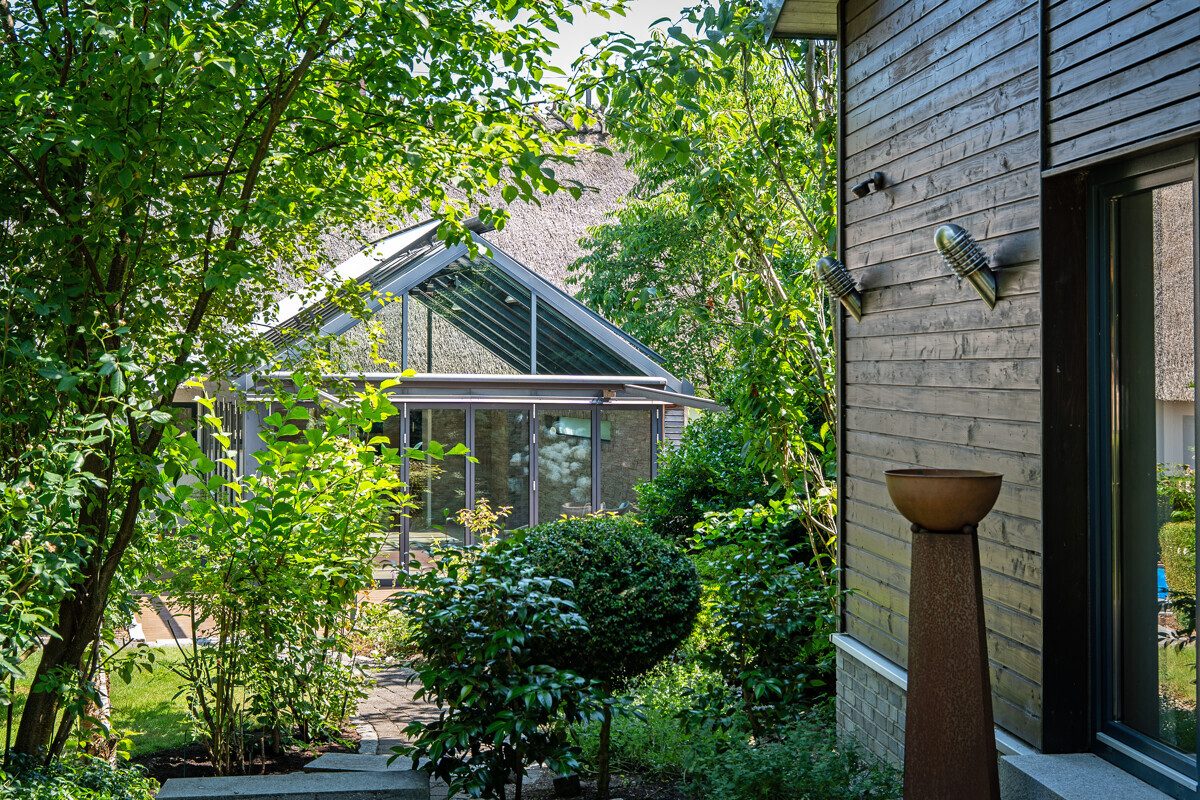 Immobilienangebot - Owschlag - Alle - Exklusives Wohnjuwel unter Reet mit Sauna- & Fitnesshaus