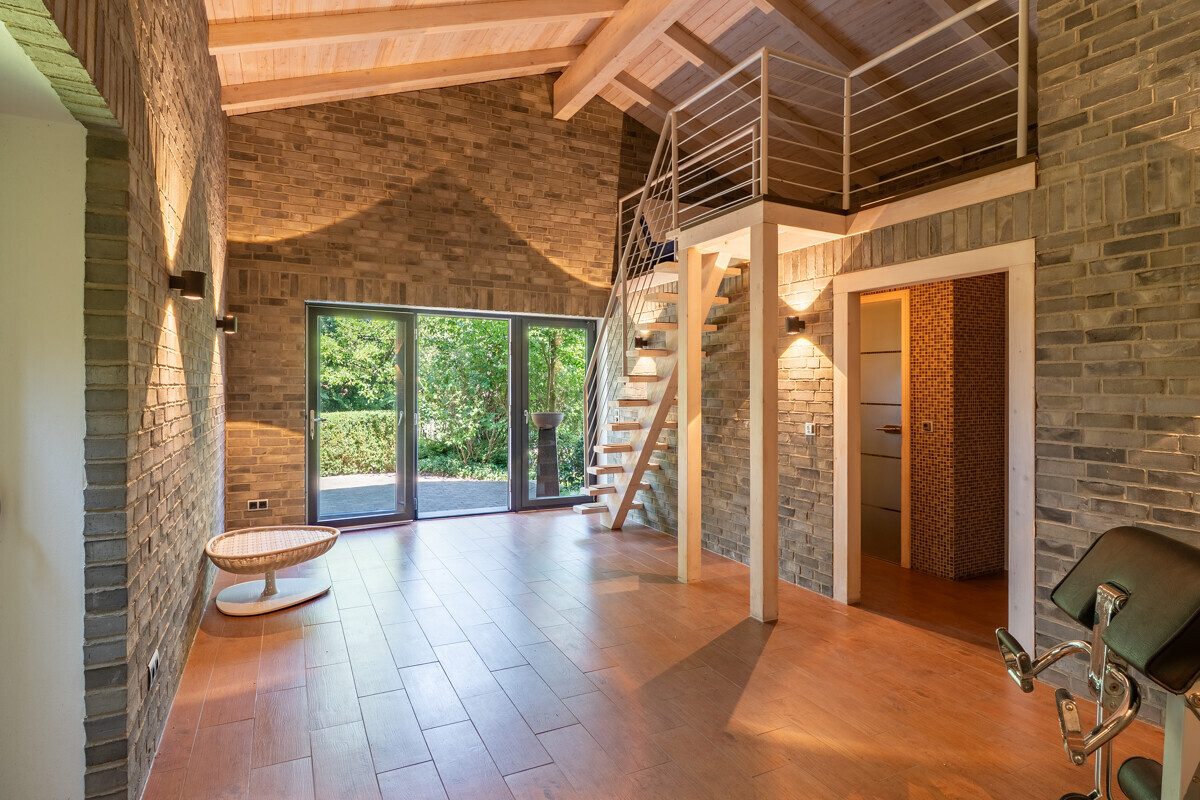 Immobilienangebot - Owschlag - Alle - Exklusives Wohnjuwel unter Reet mit Sauna- & Fitnesshaus
