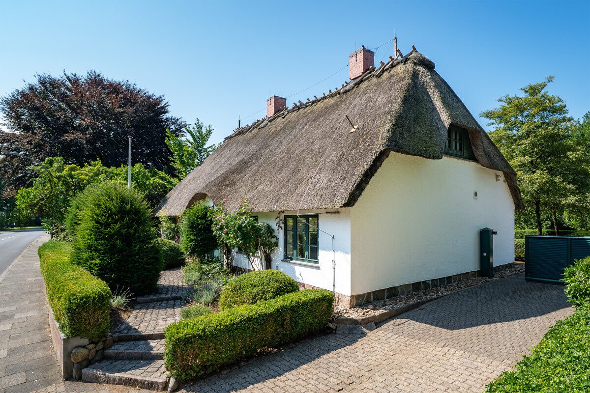 Immobilienangebot - Owschlag - Alle - Exklusives Wohnjuwel unter Reet mit Sauna- & Fitnesshaus