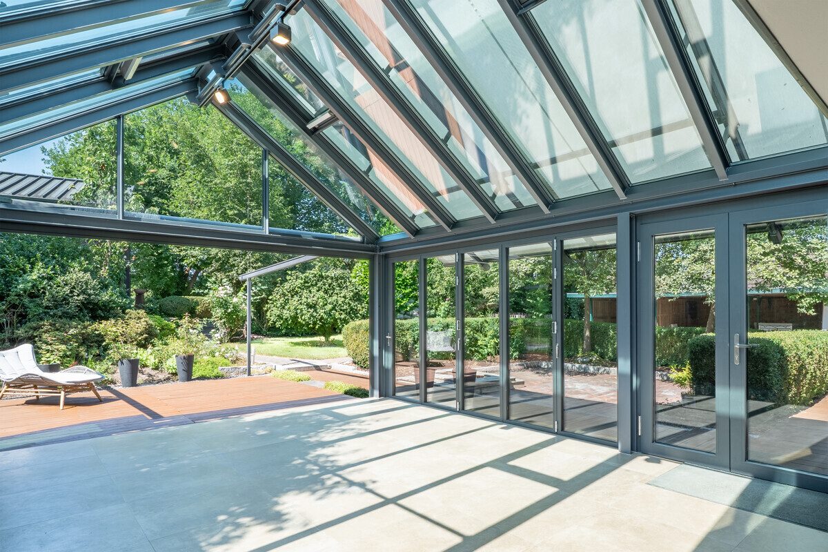 Immobilienangebot - Owschlag - Alle - Exklusives Wohnjuwel unter Reet mit Sauna- & Fitnesshaus