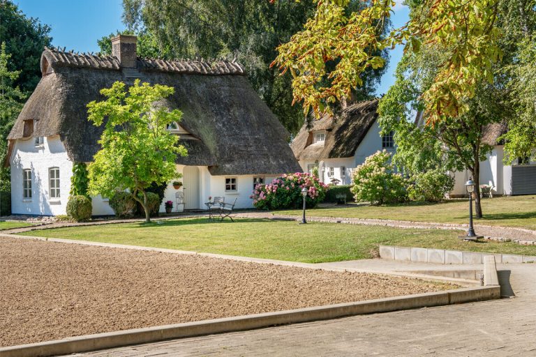 Immobilienangebot - Lindhöft / Noer - Alle - Das Glück dieser Erde... Reetdachensemble für Pferdeliebhaber