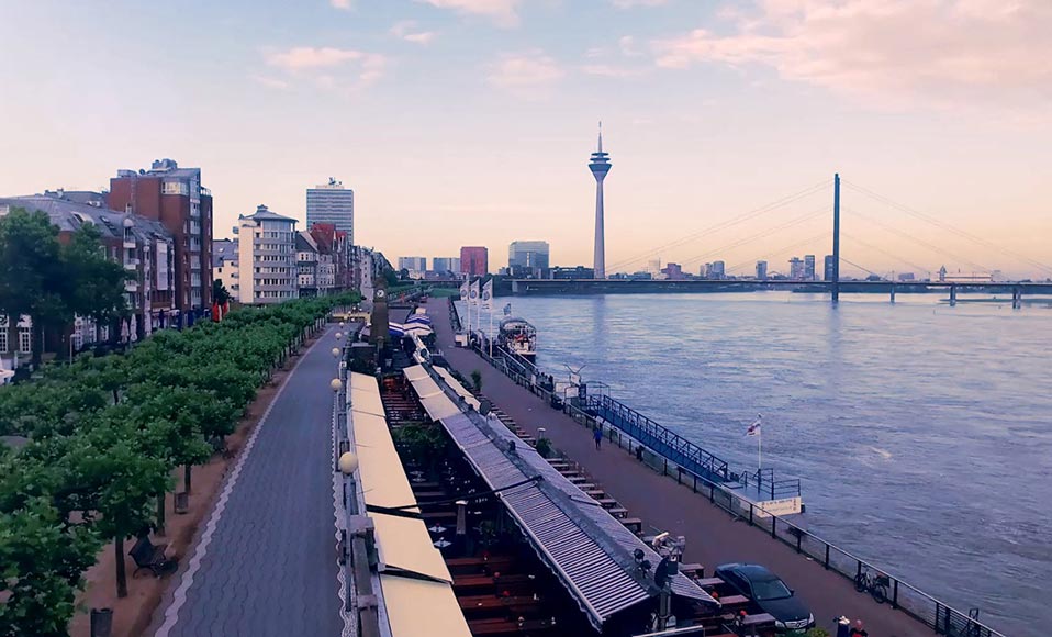Blick über das Rheinufer in Düsseldorf