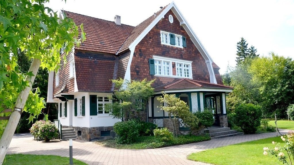 Hausansicht Böcker Wohnimmobilien - Immobilienangebot - Düsseldorf / Angermund - Alle - 11 Zi Historische Landhausvilla in ca. 2.250 m² parkähnlicher Umgebung, 2 Doppelgaragen,
schnellste Verbindung zu Zentrum und Flughafen, 5 Stellplätze