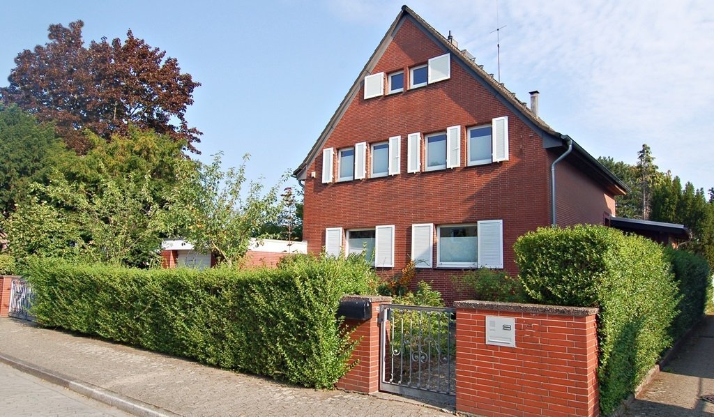 Vorderansicht Böcker Wohnimmobilien - Immobilienangebot - Düsseldorf - Haus - Raumwunder! 8-Zi-Einfamilienhaus! Komplett durchsaniert! Hochwertig modernisiert!