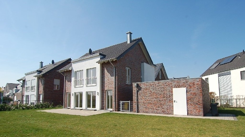 Rückansicht Böcker Wohnimmobilien - Immobilienangebot - Düsseldorf / Wittlaer - Alle - Exklusives Einfamilienhaus in Rhein- und U-Bahn-Nähe !