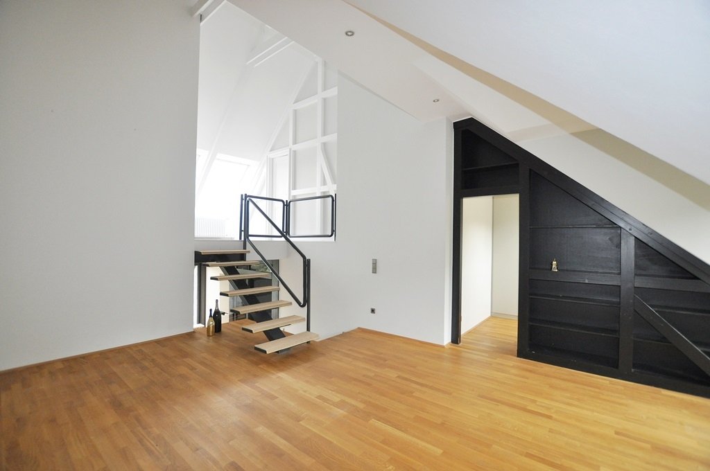 Blick in den Wohnbereich Böcker Wohnimmobilien - Immobilienangebot - Düsseldorf - Wohnung - Idyllische 2,5- Zimmer- Maisonettewohnung mit Einbauküche und großer Terrasse!