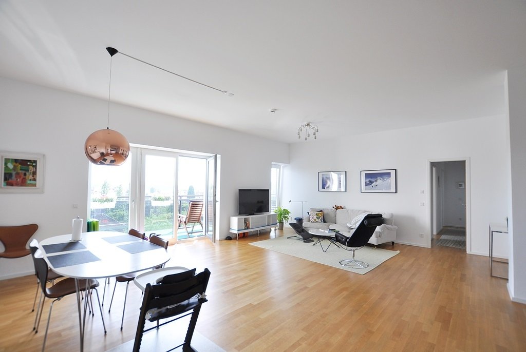 Wohn-/Essbereich Böcker Wohnimmobilien - Immobilienangebot - Düsseldorf - Wohnung - Stilvolle 4-Zimmer-Wohnung mit Einbauküche und großzügigem Balkon!