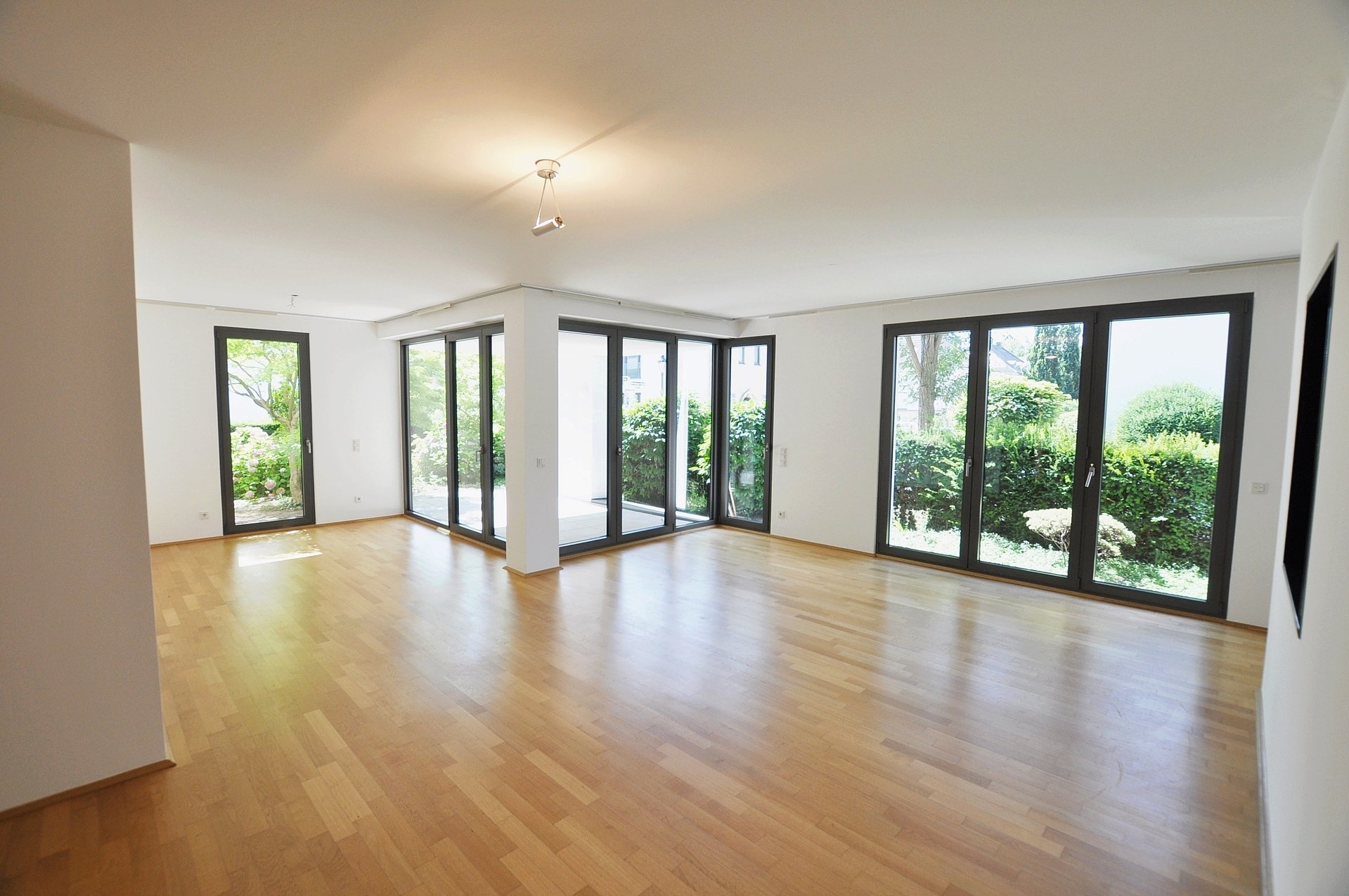 Böcker Wohnimmobilien - Immobilienangebot - Düsseldorf - Wohnung - Moderne 3-Zimmer-Erdgeschosswohnung mit hochwertiger Einbauküche und Sonnenterrasse!