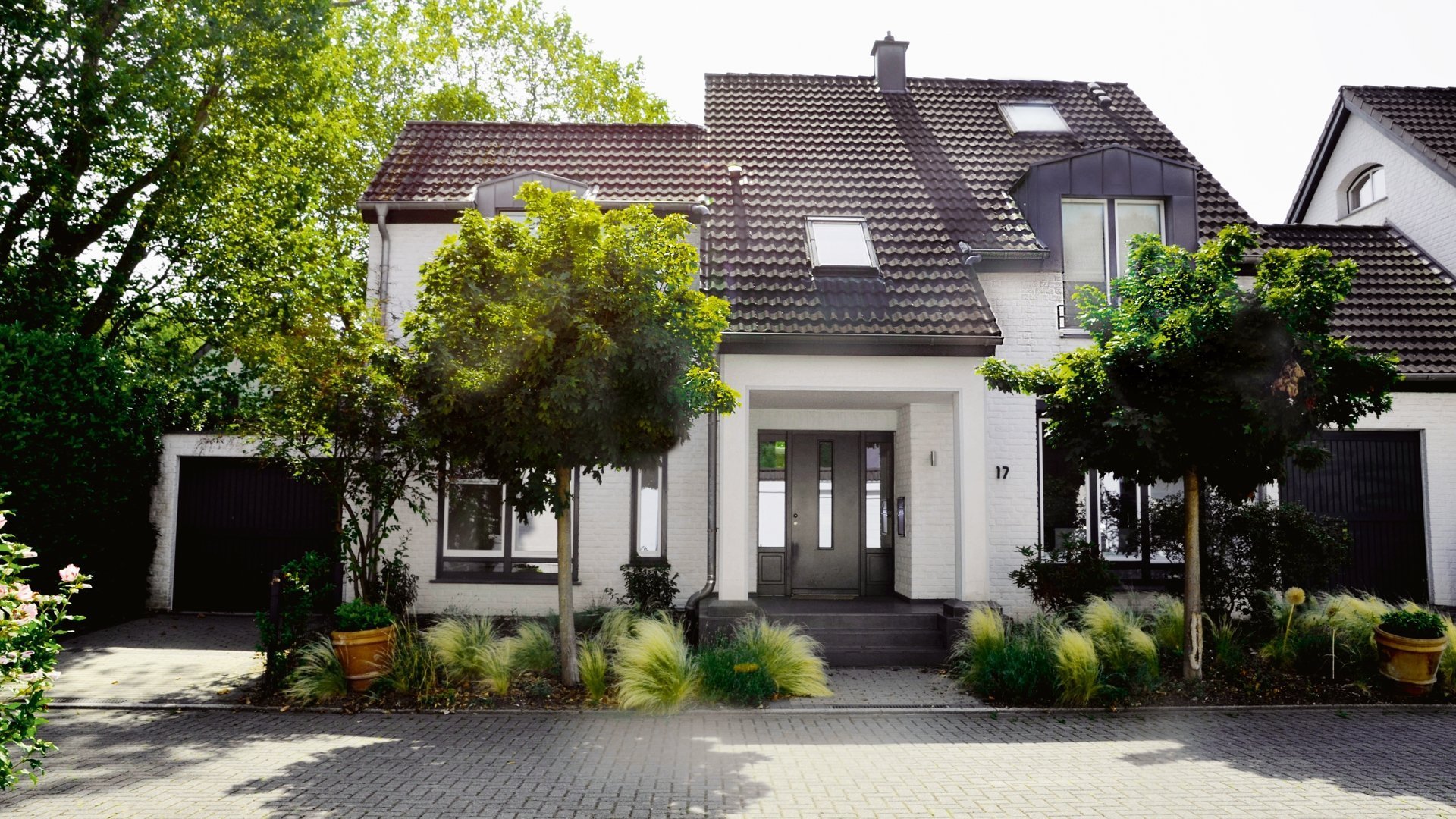Böcker Wohnimmobilien - Immobilienangebot - Düsseldorf / Lohausen - Haus - Hochwertige Immobilie: 6-Zi-EFH! Privilegierte Lage!