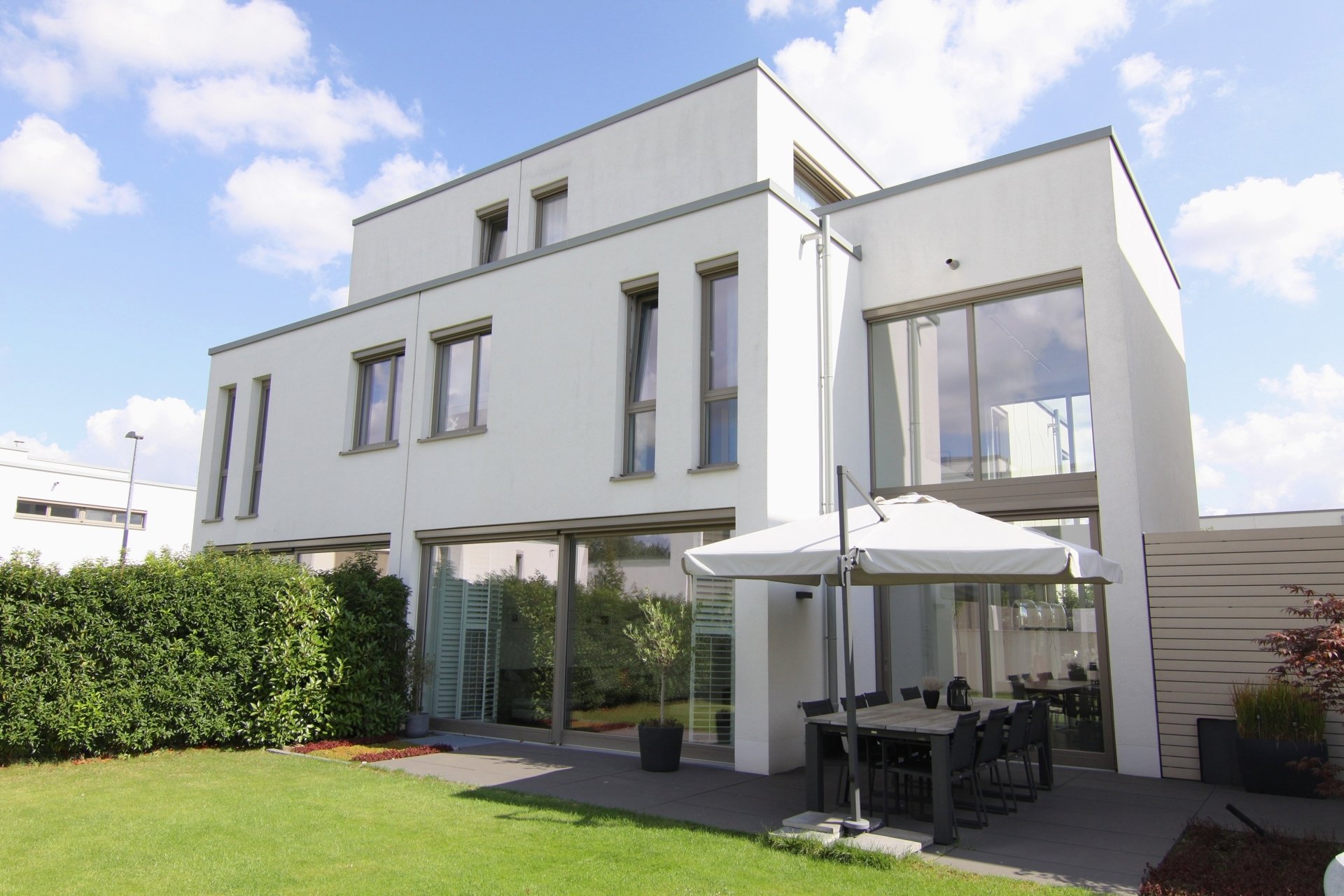 Rückansicht Böcker Wohnimmobilien - Immobilienangebot - Düsseldorf - Haus - Ein traumhaftes Familiendomizil für gehobene Ansprüche!