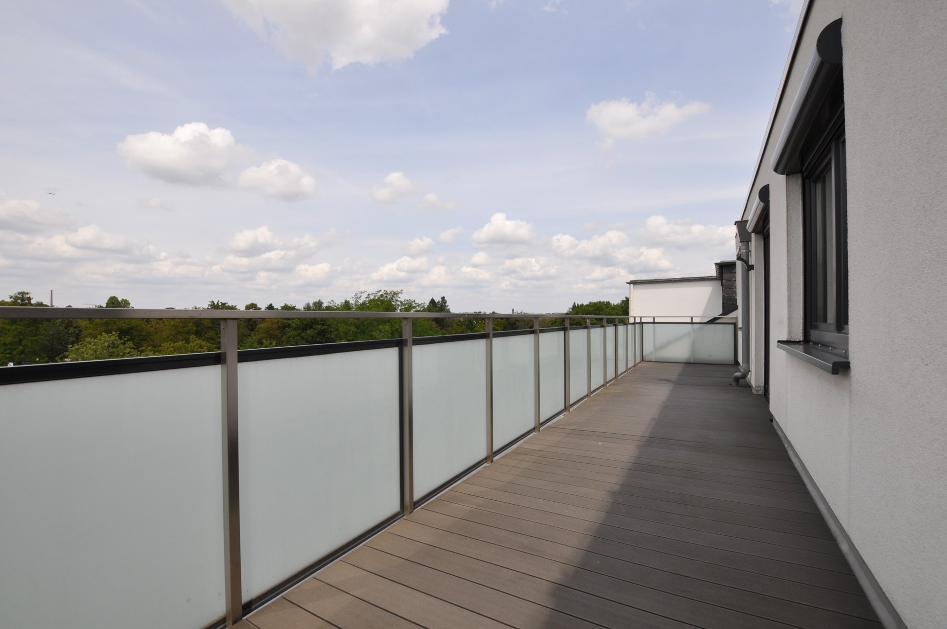 Böcker Wohnimmobilien - Immobilienangebot - Düsseldorf / Heerdt - Wohnung - Kernsanierte, sonnige 2-Zimmer Wohnung mit 2 Dachterrassen in Düsseldorf-Heerdt!