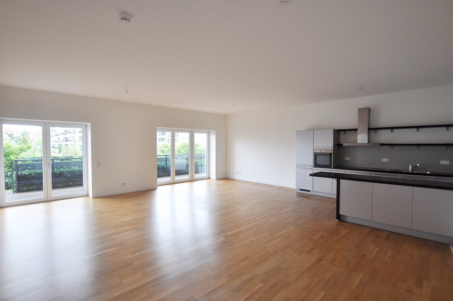 Böcker Wohnimmobilien - Immobilienangebot - Düsseldorf - Wohnung - Familientraum - Großzügige 4-Zimmer-Erdgeschosswohnung mit eigenem Garten und Einbauküche!
