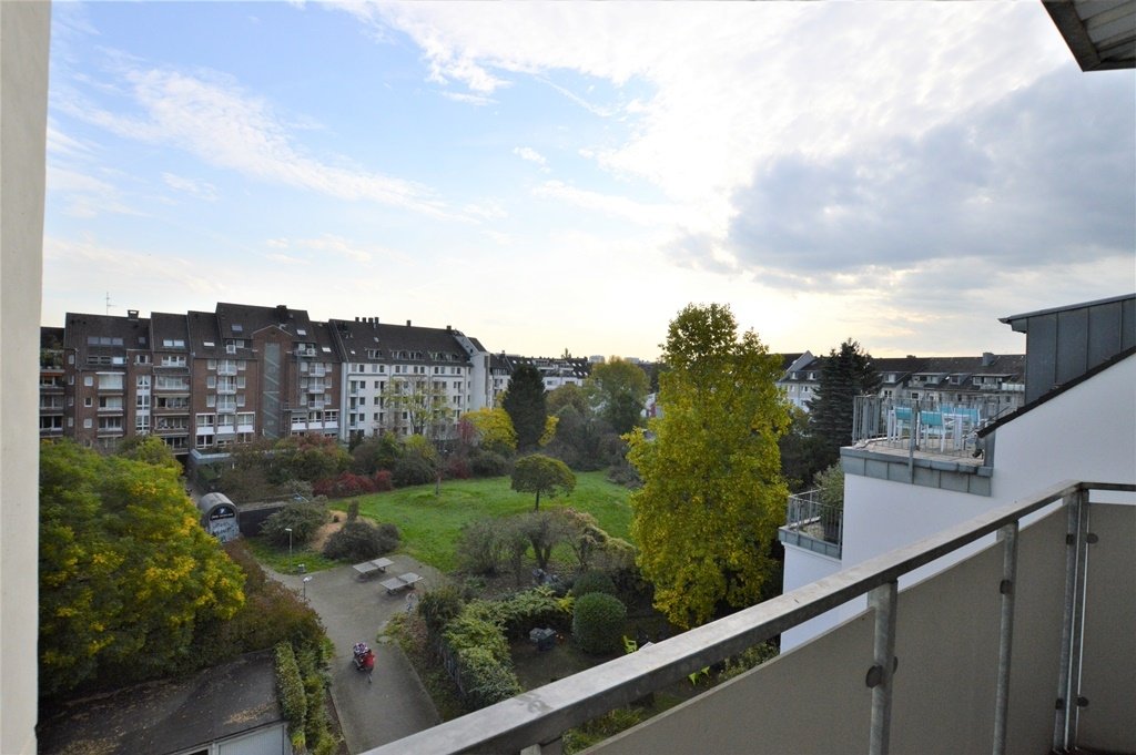 Böcker Wohnimmobilien - Immobilienangebot - Düsseldorf - Wohnung - Moderne 3-Zimmer-Wohnung samt Einbauküche und Balkon ohne Straßenlärm in Bestlage!