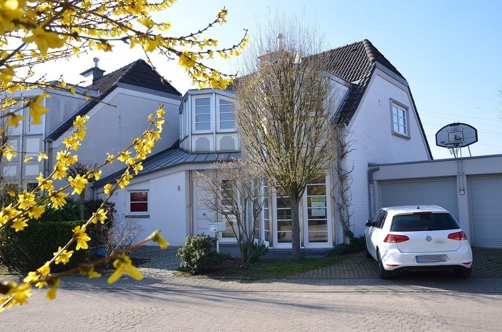 Böcker Wohnimmobilien - Immobilienangebot - Düsseldorf - Haus - Wohnen in Rheinnähe! Exklusives Einfamilienhaus in Wittlaer!