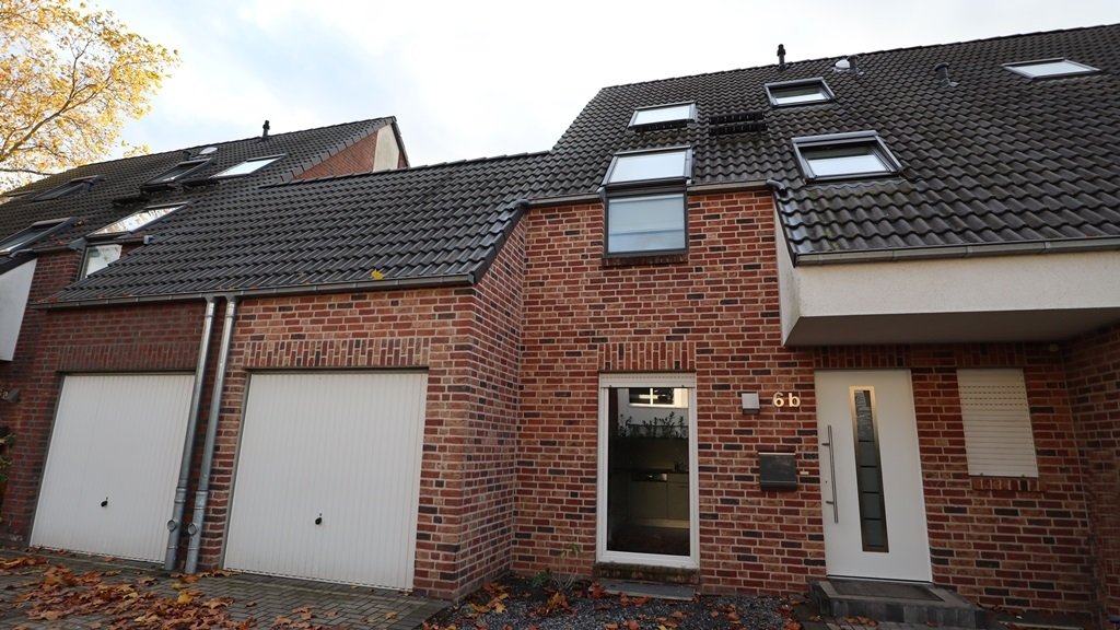 Böcker Wohnimmobilien - Immobilienangebot - Düsseldorf / Unterrath - Haus - Helle Doppelhaushälfte mit Garten und Terrasse.